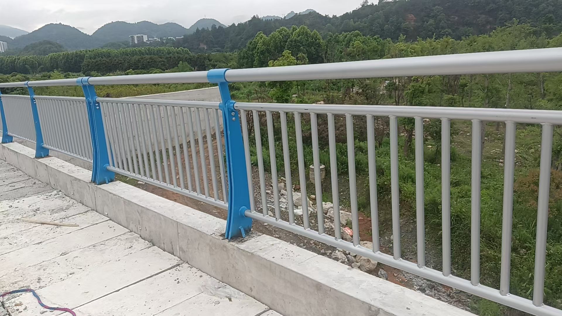 西宁市不锈钢栏杆防撞护栏 - 一站式服务